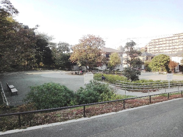 渋沢金井公園(砂場、すべり台、ブランコ、足裏健康遊具などの遊具があり親子で楽しめる公園です。)