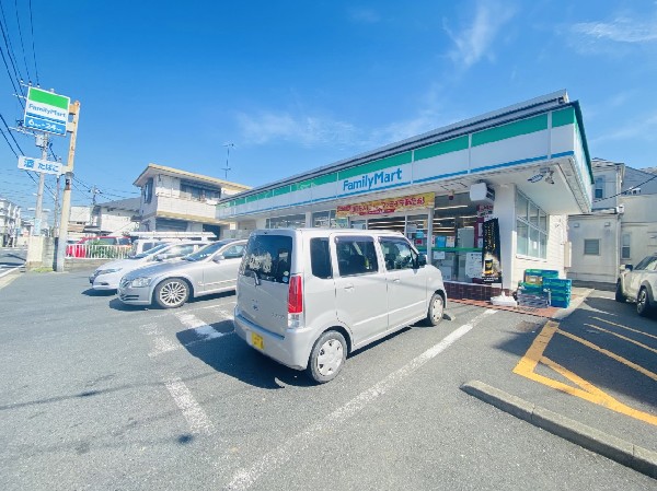 ファミリーマート三ツ池公園口店(ファミリーマート 竹山団地店(ホットスナックのファミチキが人気のコンビニ。酒たばこ取扱い有。少量のチルド総菜が充実している。))