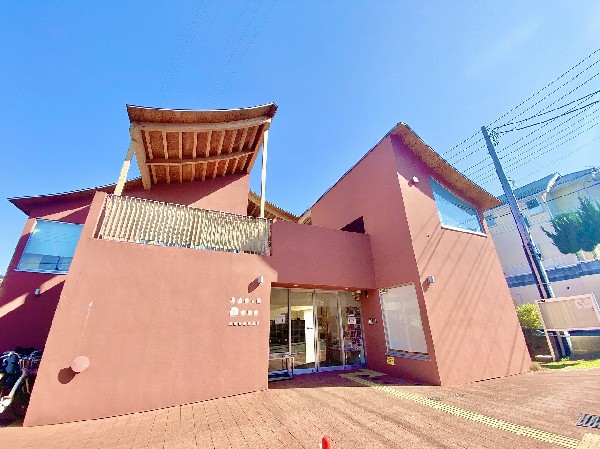 駒岡げんきっず保育園(園舎は3階建で、南側と東側に2ヵ所園庭があります。屋上にはプールがあり、夏には水遊びを楽しみます。)