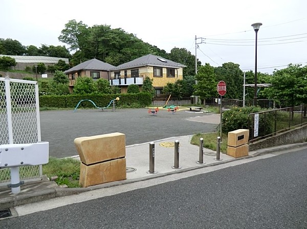 駒岡三丁目公園(駒岡中郷市民の森近くにあるのどかな公園。ねじれた形のうんていとブランコがある。春は桜が綺麗です。)