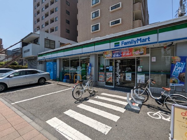 ファミリーマート アスロード横浜生麦店(時間を問わず、幅広い品物が揃うコンビニ。フライヤー商品やスイーツなど美味しいオリジナル商品が続々登場)