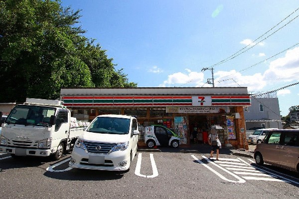 セブンイレブン 横浜鶴見東寺尾３丁目店(時間を問わず、幅広い品物が揃うコンビニ。徒歩2分の近さなので気楽に立ち寄ることが出来ますね。)