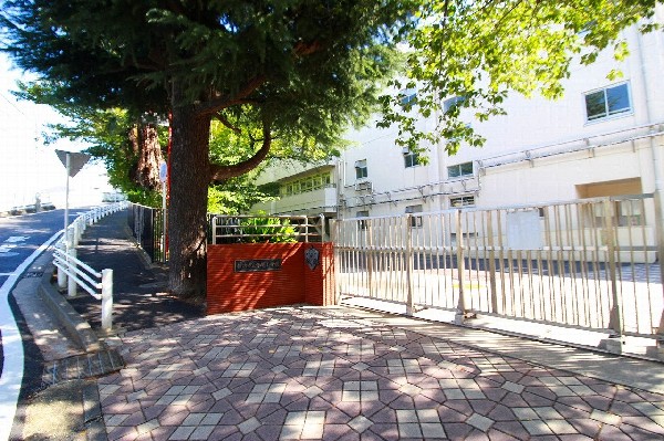 寺尾小学校(学校の敷地内にトリムコースという裏山があり、自然豊かな環境で6年間を過ごすことが出来る小学校です。)