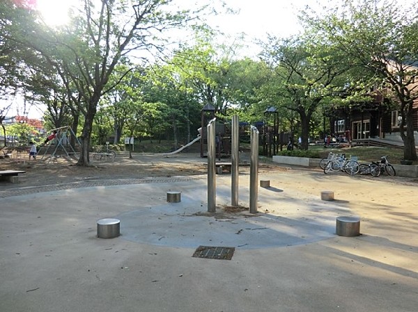 神大寺中央公園(緑に囲まれた自然豊かな公園。園内には子ども向けのログハウスがあり、雨の日でも遊ぶことができます。)