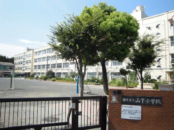 山下小学校(2022年に開校150周年を迎える歴史ある小学校。教育目標は「自らの生き方を切りひらく子どもの育成」)