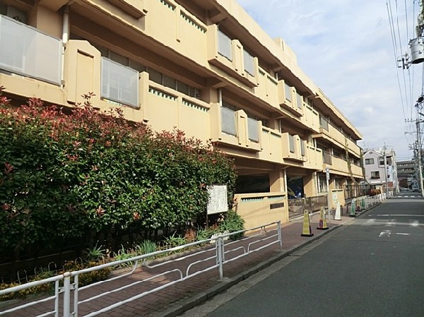 末吉小学校(明治6年に創設された歴史ある小学校です。教育目標は「かかわる・わかる・かがやく　末吉っ子」。)