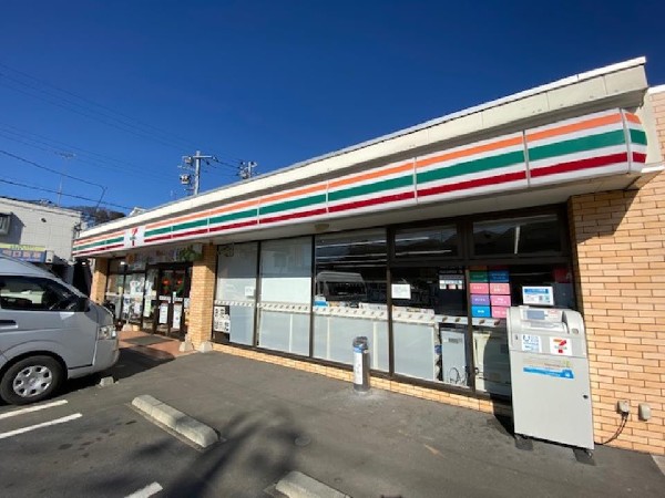 セブンイレブン横浜馬場4丁目店(24時間営業で多彩な商品とサービスを提供。セブンプレミアムの高品質商品や季節限定商品が充実している。)