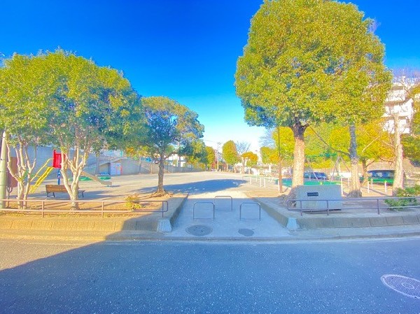 北寺尾四丁目公園(遊具は滑り台・ブランコ・砂場など。子供たちが走り回れる広場もあり、のびのびと遊べる公園です。)