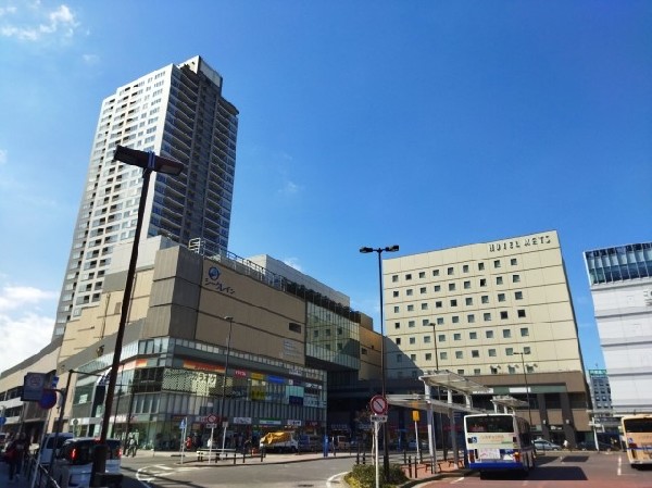 鶴見駅(駅直結の駅ビル「CIAL」があり、雨の日でも濡れずに買い物が出来ます！周辺には飲食店も多く便利な駅 )