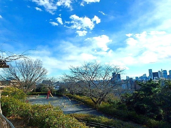 立町みはらし公園(高台にあり、緑豊かな公園。みなとみらい・ベイブリッジが一望できます。遊歩道もあるのでお散歩にもぴったり。)