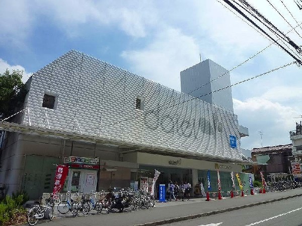 ダイエー十日市場店(食品の他に日用品や衣料品も取扱う大型スーパー。ベーカリー、１００円ショップ有。駐車場は170台可能。)