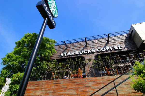 スターバックス鶴見店(緑に囲まれたお洒落なテラスが魅力の店舗。広めの駐車場とドライブスルーがあるので、お車でも立ち寄れ便利。)