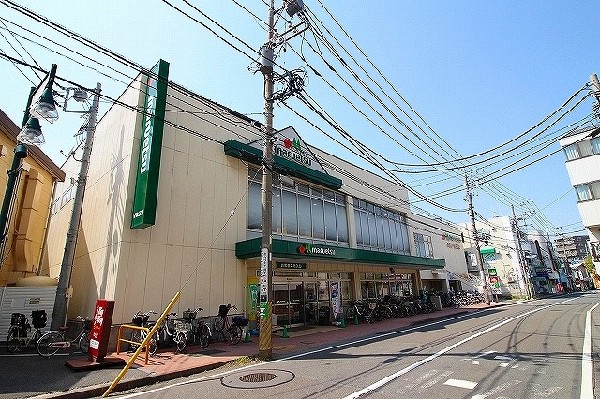 マルエツ中山店(中山駅徒歩4分。店内は広く品揃え豊富。宅配サービス、イートインあり。営業時間朝9時から深夜1時まで。)