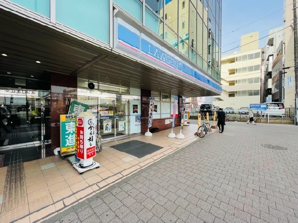ローソン中山駅前店(スイーツが人気のコンビニ。店内厨房で炊いたご飯や出来立て揚げ物を提供する、まちかど厨房取扱店。)