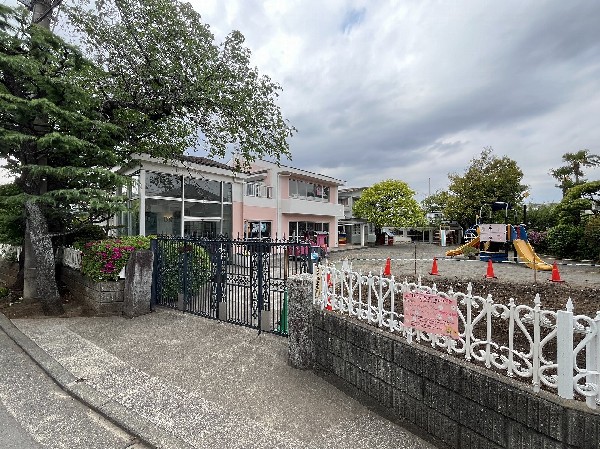 中山幼稚園(各クラス10～15名の少人数制で、制服がなく遊びの中で育てる自由な幼稚園。デンマーク製の遊具を導入。)