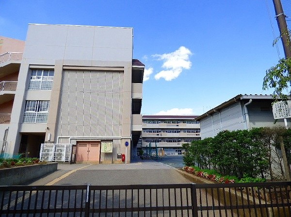 森の台小学校(公園に隣接し、広々とした小学校。教育目標は、「自分大すき、友だち大すき、共に学ぶ子、実践する子」)