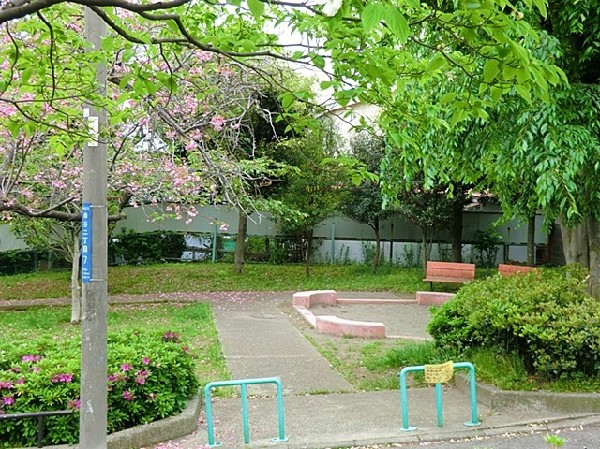 岸谷二丁目公園(緩斜面を利用した地形の公園で、新子安方面・公園横の道路からはベイブリッジも見渡すことができます。)