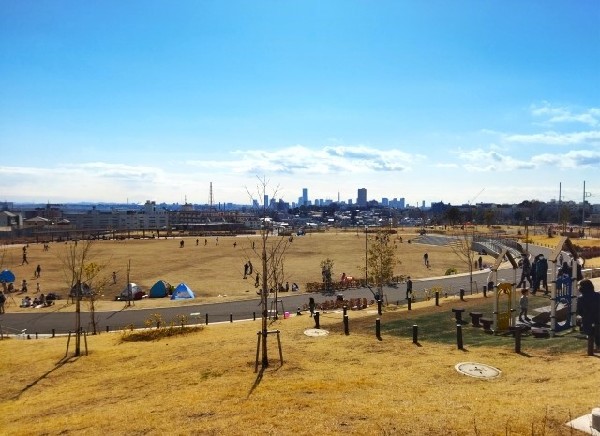 花月園公園(総面積4.7haの大きな公園。芝生の大原っぱ、健康器具、巨大遊具のある広場などがあり、ピクニックも◎)