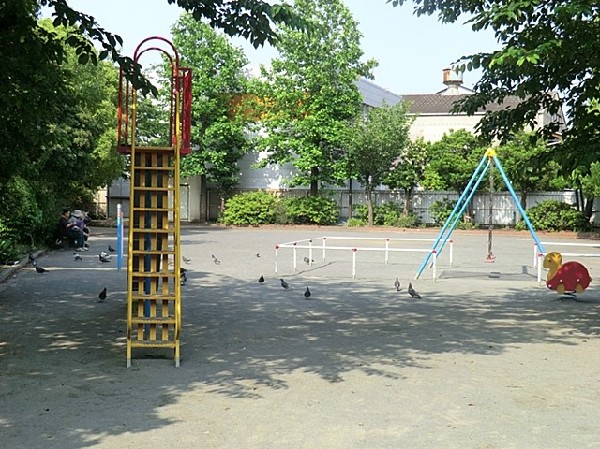朝日町公園(住宅街の中にあり、ほっと一息つける公園。すべり台、ブランコ、鉄棒もあり、お子様の遊び場にぴったり。 )