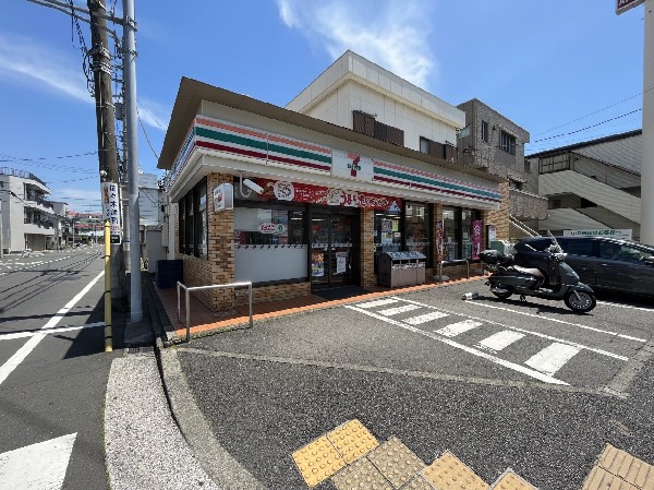 セブンイレブン横浜鶴見大東町店(近所にあるだけで便利なコンビニ。暮らしに便利なサービスはもちろん、オリジナル食品も魅力的ですね。)