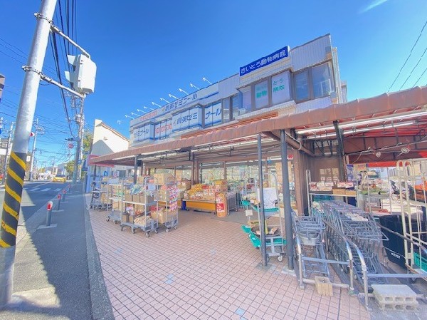 文化堂馬場店(コンパクトな店内にリーズナブルな商品が並ぶ。地元の方に馴染みのスーパー。営業時間は10時～21時)