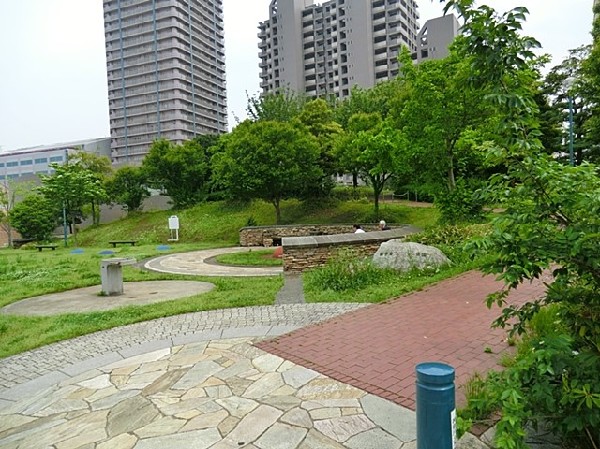 新子安もくれん公園(オルトヨコハマ隣接の開放感溢れる公園。ベンチが多数設けられているのでお散歩コースに良さそうですね。)