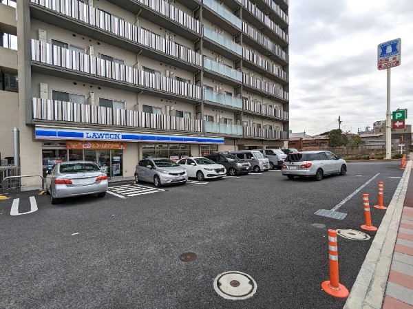 ローソン横浜子安通2丁目店(スイーツやからあげクンなどの商品が人気のコンビニ。駐車場が広く、お車での買い物もしやすい店舗です。)