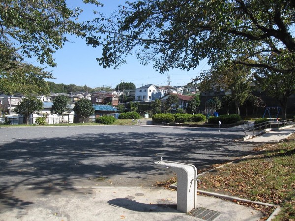 上山町南公園(住宅街の中にある公園。ブランコと複合遊具があります。春になると桜が咲き、お花見をする姿も見られます。)