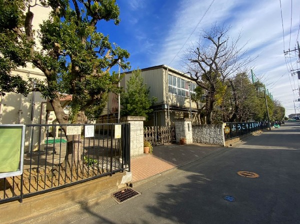 菅田中学校(昭和53年開校。周辺を田畑で囲まれた、緑あふれる中学校です。静かでのびのびと過ごすことができます。)