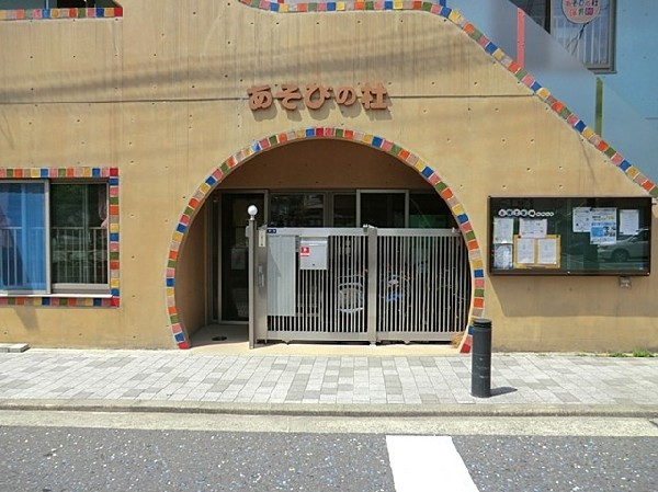 あそびの杜保育園(子育ての科学と発達論を軸にした教育をする保育園。2歳児から草履をはいてすごす。迎えが遅い場合は夕食が出る。)