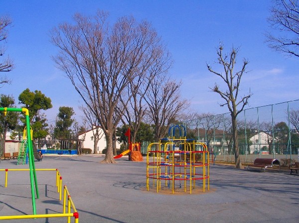 東本郷第三公園(物件からすぐ！木や花壇もあり四季を感じられる明るい公園。滑り台、ブランコ、砂場など遊具も充実してます。)