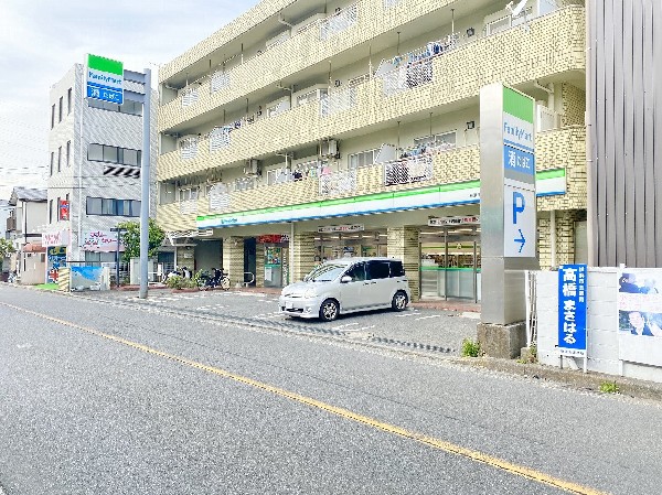 ファミリーマート横浜東本郷店(徒歩4分で気楽に行ける近さ。時間を問わず幅広い品物が揃い便利ですね。ファミチキが人気のコンビニです。)