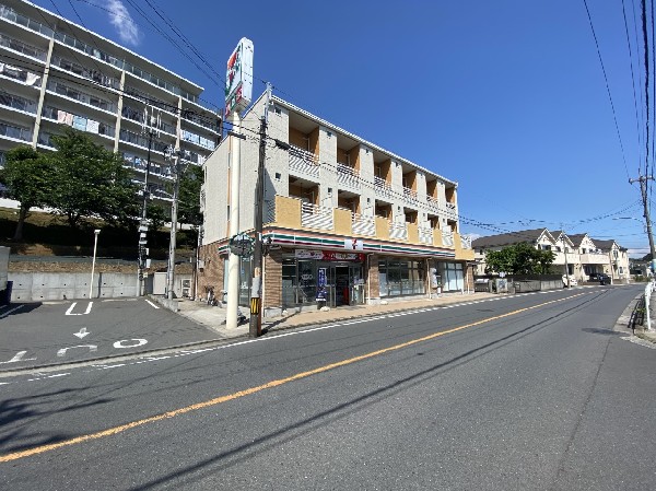 セブンイレブン菅田町店(24時間営業で多彩な商品とサービスを提供。セブンプレミアムの高品質商品や季節限定商品が充実している。)