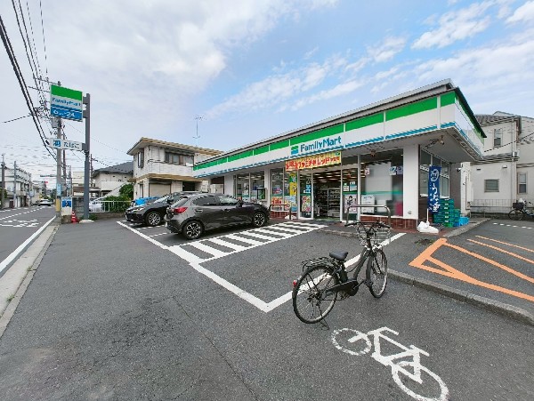 ファミリーマート三ツ池公園口店(ホットスナックのファミチキが人気。酒たばこ取扱い有。無料Wi-Fi有。各種バーコード決済利用可能。)