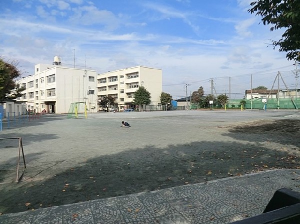 旭小学校(教育目標は「あかるくさわやか　ひとみきらきら　あさひっ子」。縦割りの活動があり異学年交流ができます。)