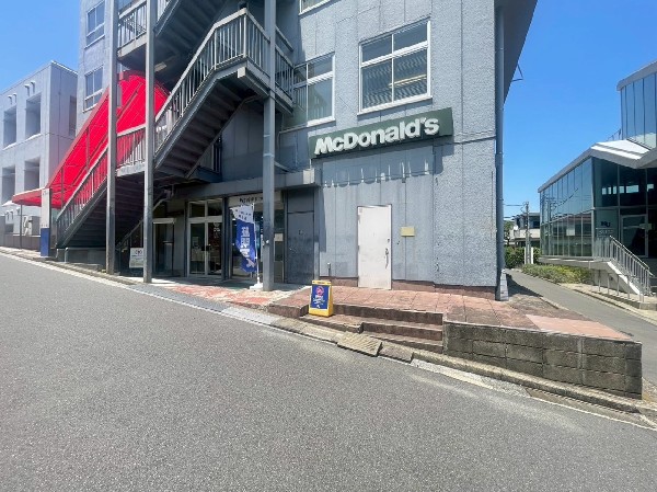 マクドナルド神奈川大学店(定番のハンバーガーショップ。ハッピーセットやマックカフェも人気。営業時間は7:30～20:30。)