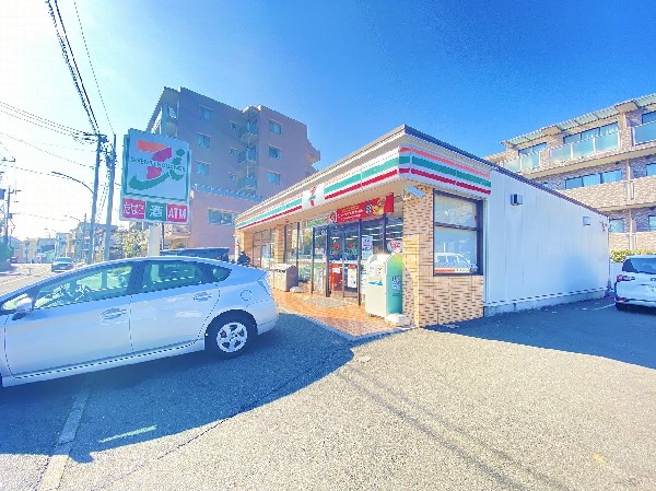 セブンイレブン横浜馬場5丁目店(ホットスナックを始め、お弁当やスイーツなどを豊富に取り揃えるコンビニ。近くにあると便利ですね。)