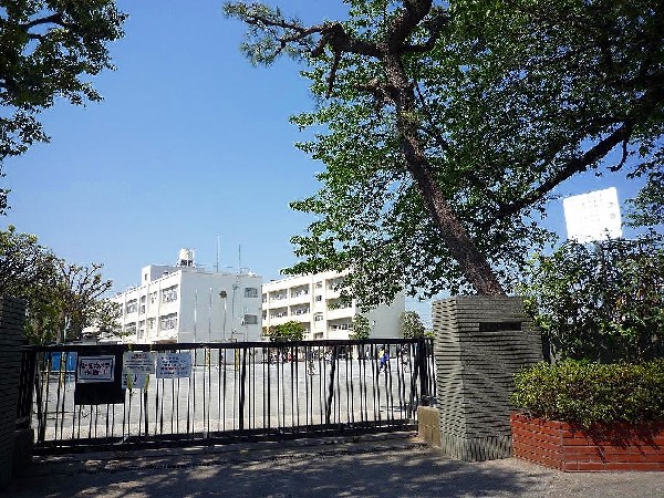 旭小学校(教育目標は「あかるくさわやか ひとみきらきら あさひっ子」。縦割りの活動があり異学年交流ができます。)