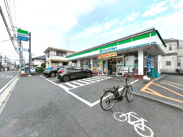 ファミリーマート三ツ池公園口店(ホットスナックのファミチキが人気のコンビニ。酒たばこ取扱い有。駐車場も広く、お車でも立ち寄れます。)