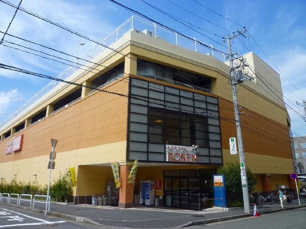 そうてつローゼン十日市場店(清潔な店内と品質にこだわった品揃えで地元の人に愛されるスーパー。2階に100円ショップがあり便利。)