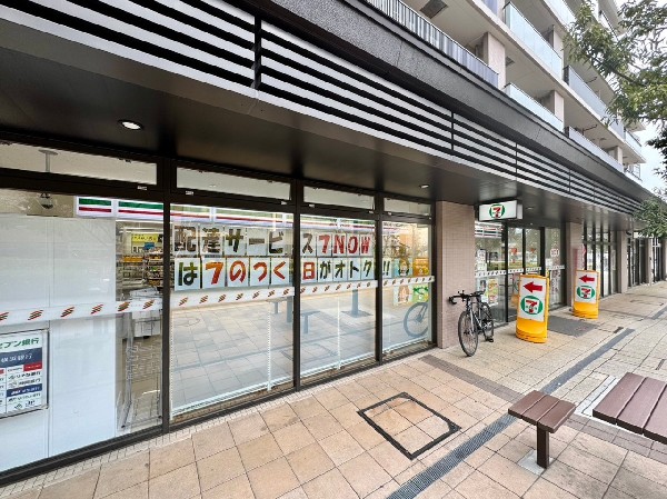セブンイレブン横浜十日市場店(時間を問わず、幅広い品物が揃うコンビニエンスストア。本物件より徒歩2分と気楽に立ち寄れる近さです。)