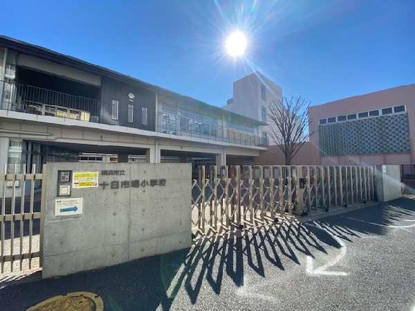 十日市場小学校(校舎が新しく綺麗な小学校。各教室に壁の仕切りがない珍しい設計で、明るく開放的な空間の中で勉強します。)