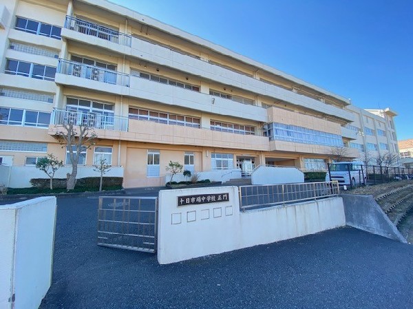 十日市場中学校(令和6年に創立60周年を迎えた広い体育館のある中学校。教育目標は「自ら学び、つながり、共に生きる」)
