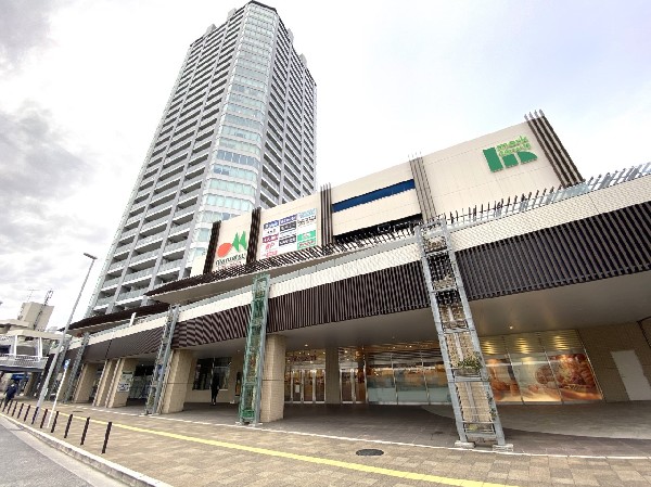 マルエツ長津田駅前店(長津田駅直結のスーパー。同じビル内には、飲食店、ドラッグストア、歯科、美容院などが入り便利です。)