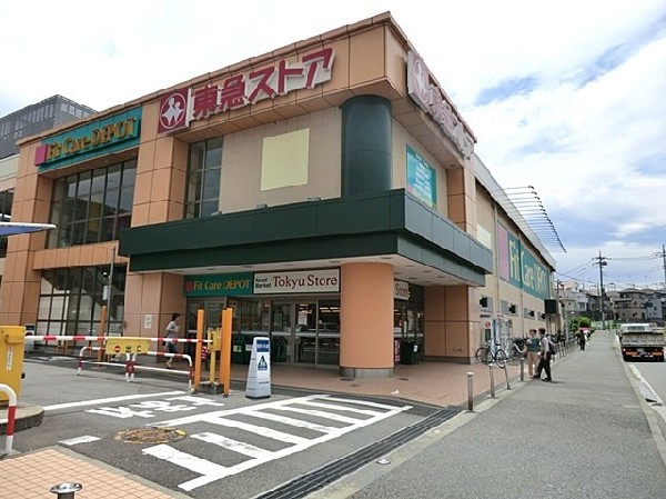 東急ストア田奈店(田奈駅より徒歩1分のスーパー。コンパクトな店内に高品質な商品が並びます。74台分の広い駐車場あり。)
