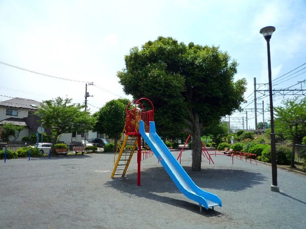 長津田第二公園(三角公園の愛称で親しまれる線路脇の公園。間近で電車を見ることができ、電車好きのお子様におすすめです。)
