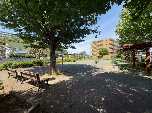 三保天神前久保公園(梅田川沿いの細長い公園。青空の下で駆け回ったり、滑り台やブランコで遊んだり、思い思いの遊びができます。)