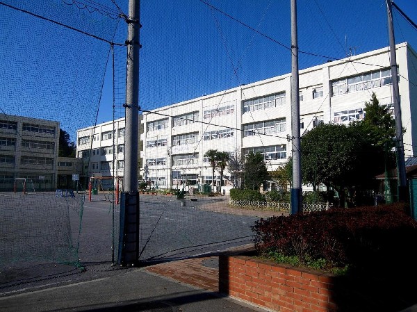三保小学校(天神の杜公園に隣接する。目標は「互いに思いやり人や地域とかかわり合いながら、進んで学び高め合う子」)