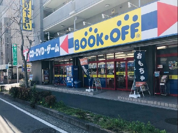 BOOKOFF横浜中山店(本、DVD、ゲームの他、フィギュア、おもちゃも取扱うリサイクルショップ。引っ越しで出た不用品の処分にも便利です。)
