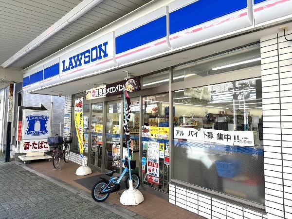 ローソン鶴見本町通二丁目店(スイーツが人気のコンビニ。店内厨房で炊いたご飯や出来立て揚げ物を提供するまちかど厨房取扱店。)